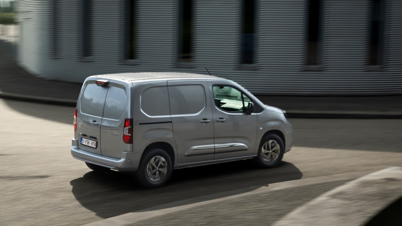 Toyota PROACE CITY podczas podróży przez miasto